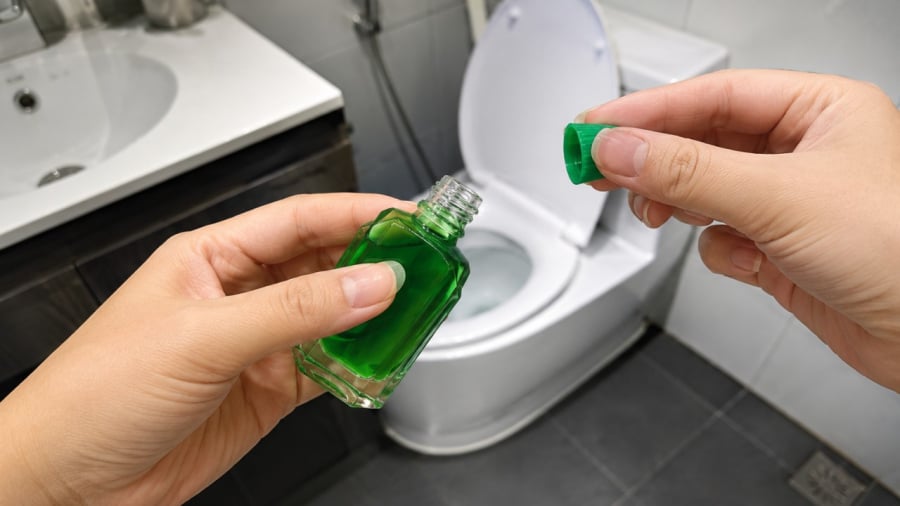 Tác dụng của việc đặt lọ dầu gió trong nhà vệ sinh