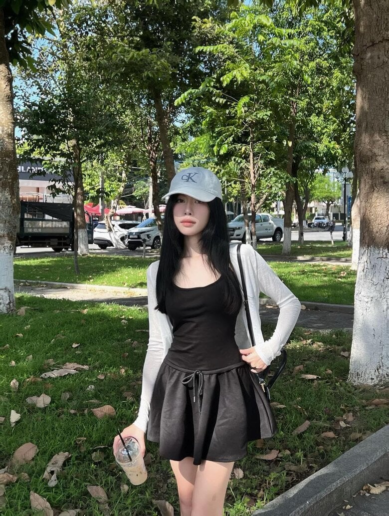  Bạn có thể khoác hờ trên vai, mặc mở cúc hoặc cài vài cúc phía trước để thay đổi phong cách.