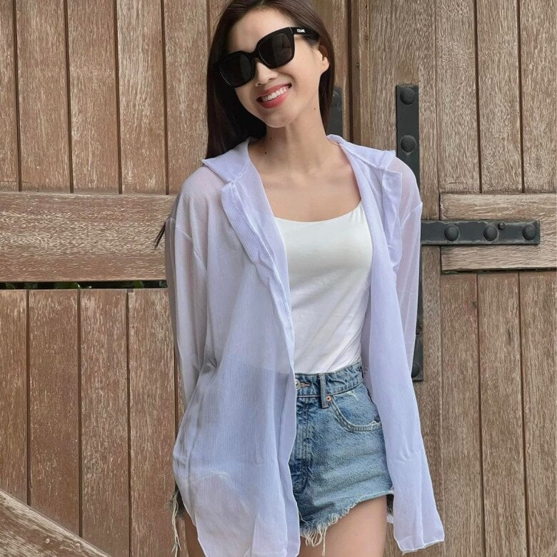 Một chiếc áo thun trơn mặc bên trong kết hợp cùng sơ mi khoác ngoài vừa giúp cơ thể thoáng mát khi trời nắng, vừa dễ dàng thích nghi khi chiều tối xuất hiện gió hoặc mưa.