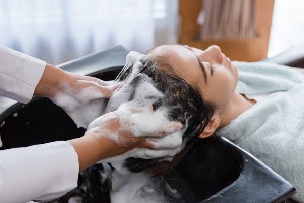  Lớp bọt sẽ giúp dầu gội phân bố đồng đều hơn, làm sạch hiệu quả mà vẫn giữ được độ ẩm tự nhiên của tóc.