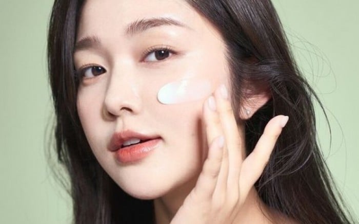 Vitamin C luôn nằm trong danh sách những hoạt chất được các chuyên gia da liễu khuyến khích sử dụng để chống lão hóa.