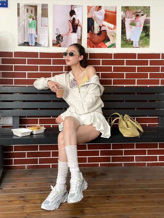 Áo polo, áo thun trắng, cardigan mỏng, blazer, quần jeans ống rộng, chân váy caro hay quần short đều là những lựa chọn phổ biến. 