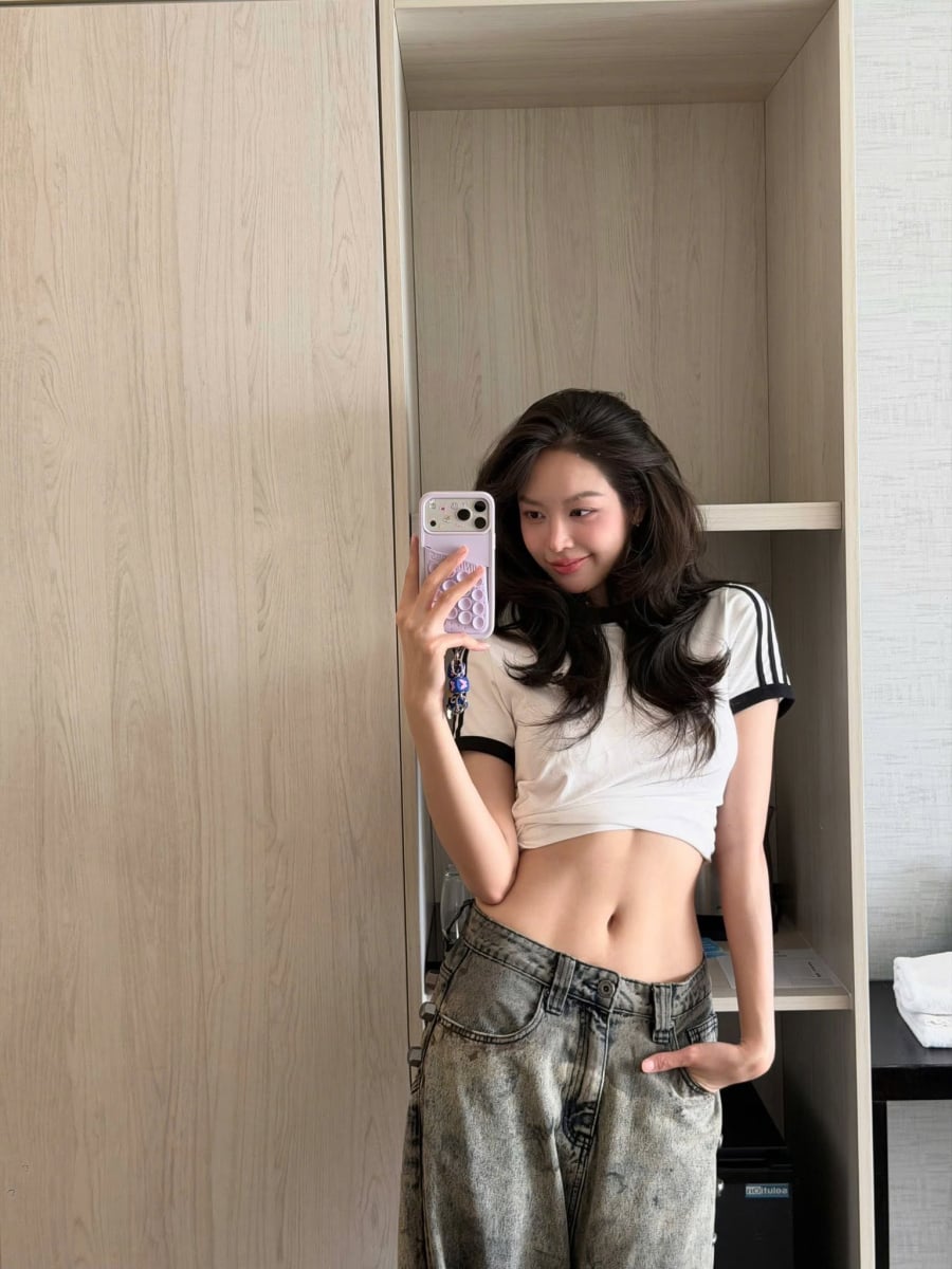 Sự kết hợp này giúp tôn lên vòng eo nhỏ gọn, đồng thời mang đến vẻ ngoài khỏe khoắn và trẻ trung.