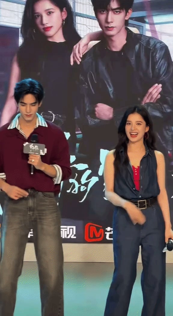 Trong một buổi quảng bá phim, nữ diễn viên lựa chọn trang phục denim đồng bộ với áo gile không tay kết hợp quần jeans ống suông. 