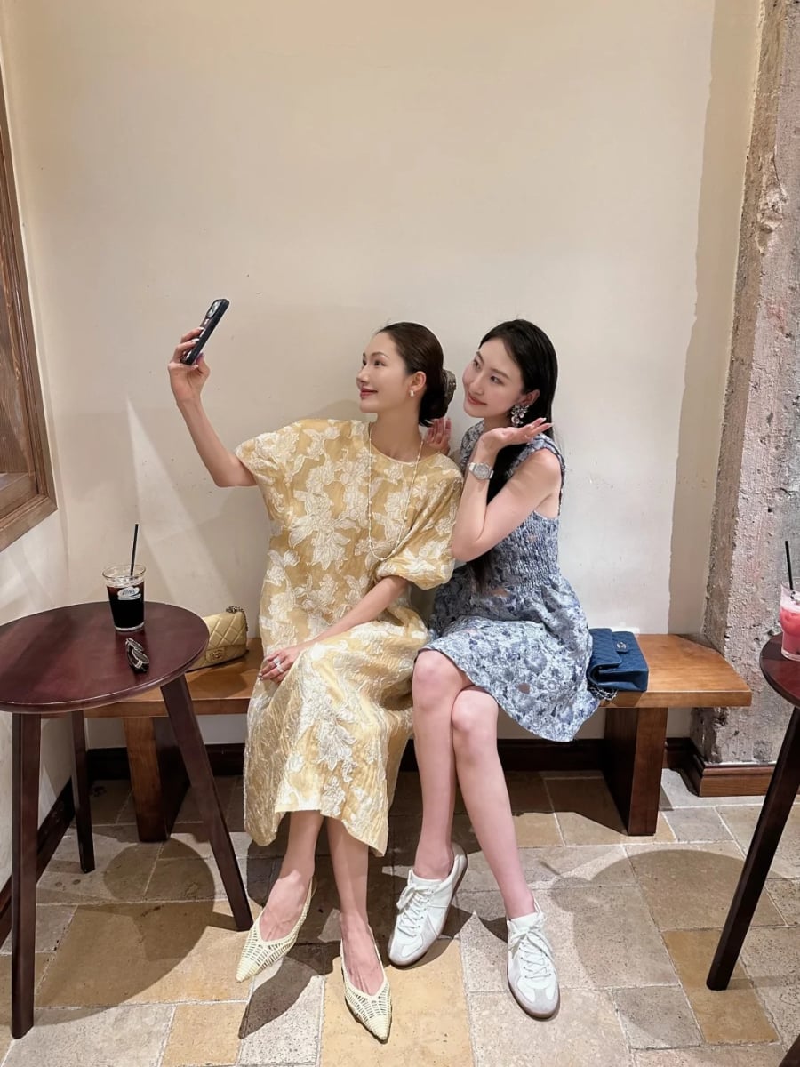 Khi thời tiết bước vào những tháng nắng nóng, váy trở thành món đồ không thể thiếu trong tủ quần áo của nhiều phụ nữ. 