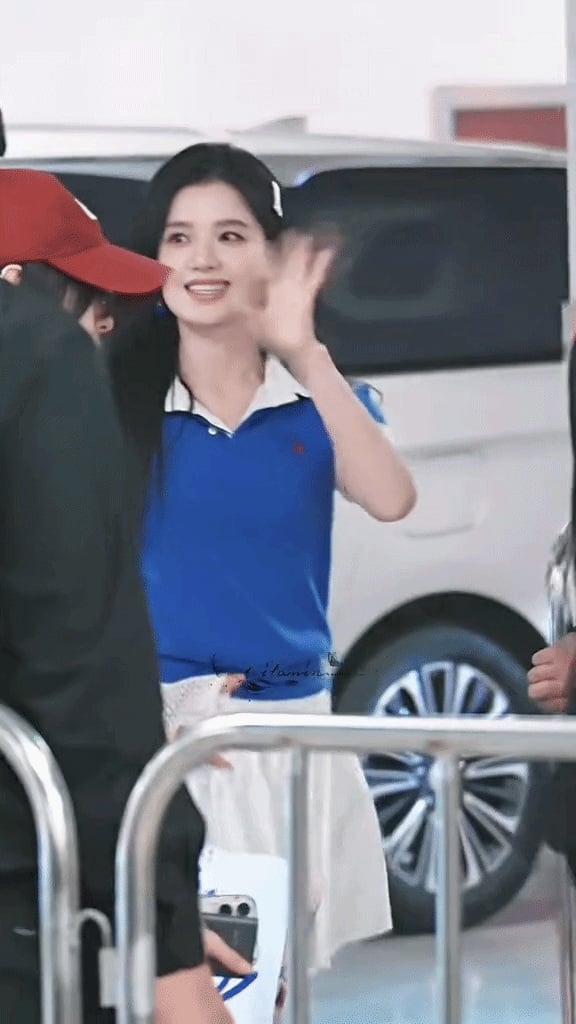 Những gam màu tươi sáng giúp diện mạo của Trương Tịnh Nghi thêm trẻ trung và giàu sức sống.