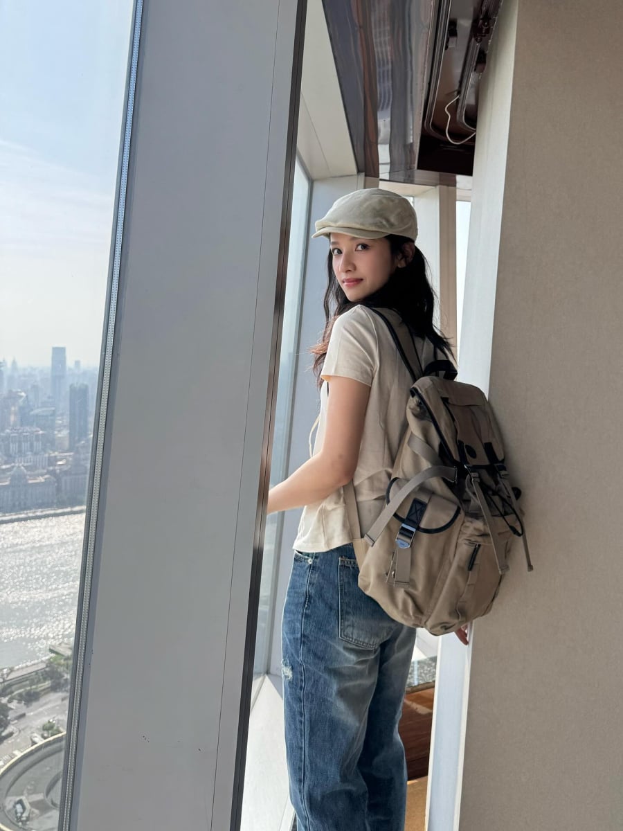 Trương Tịnh Nghi thường lựa chọn các món đồ quen thuộc như áo thun trắng, quần jeans xanh, mũ baker boy và balo màu be. 