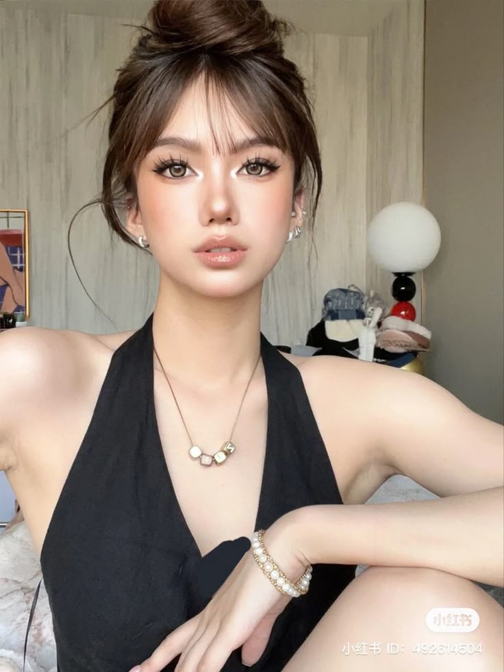 Sau khi hoàn thiện phần mắt, bước tiếp theo là tạo lớp nền. Hãy lựa chọn màu kem nền gần với tông da để tổng thể tự nhiên và hài hòa hơn.    
