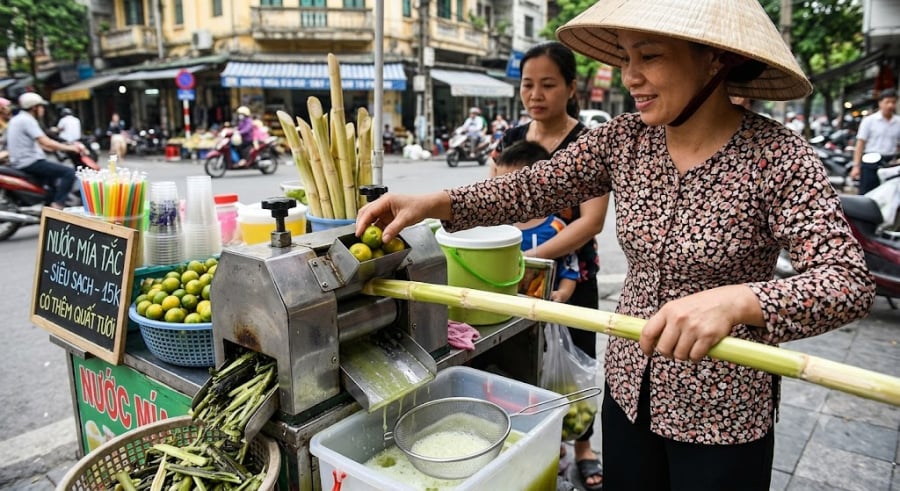 Nếu bạn tự ép nước mía tại nhà mà không cho quất, bạn sẽ thấy nước mía rất nhanh bị chuyển sang màu nâu đen hoặc xám xịt chỉ sau vài phút tiếp xúc với không khí.