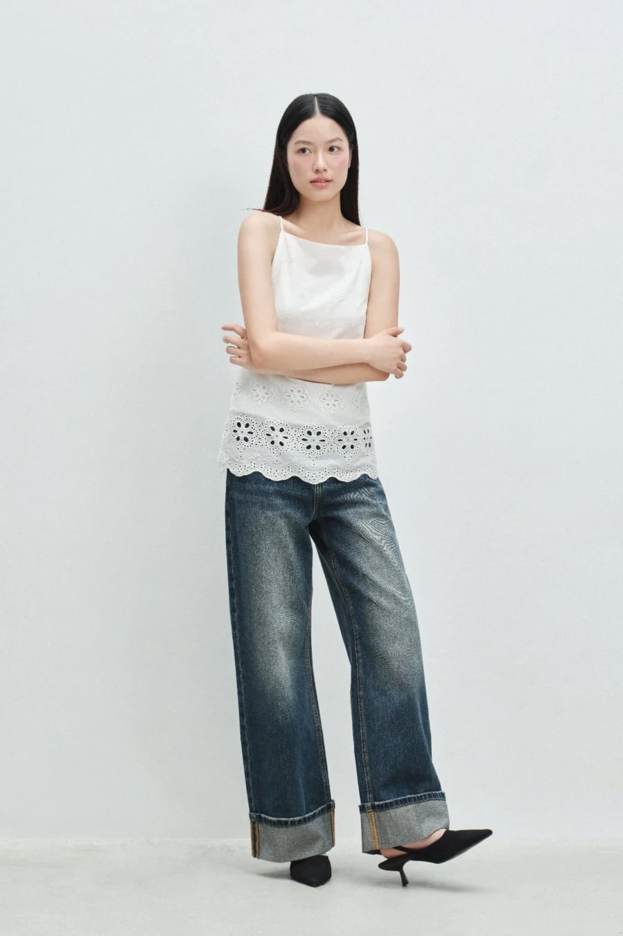 Quần jeans ống thẳng mang lại vẻ trẻ trung, năng động nhưng vẫn giữ được nét tinh tế, phù hợp với phụ nữ trung niên khi kết hợp cùng trang phục tối giản.
