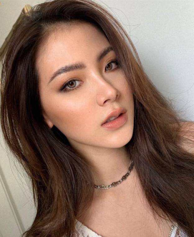 Trước khi bắt đầu trang điểm, làn da cần được làm sạch và dưỡng ẩm đầy đủ. Khi kem dưỡng đã thẩm thấu, 