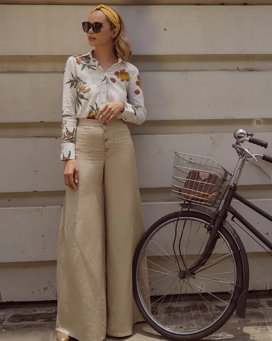 Với chất liệu linen thoáng mát và phom dáng rộng rãi, kiểu quần này là lựa chọn lý tưởng cho mùa hè, vừa dễ chịu khi mặc vừa dễ kết hợp với nhiều kiểu áo.