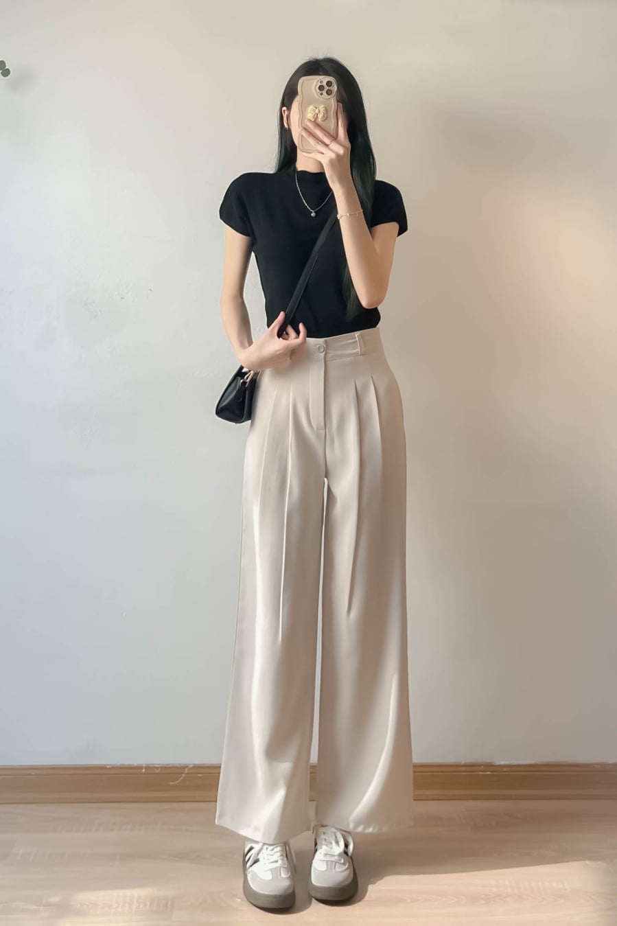 Quần ống suông cạp cao giúp tạo hiệu ứng đôi chân dài hơn, che khuyết điểm phần hông và đùi, đồng thời mang đến vẻ ngoài thanh lịch cho phụ nữ ngoài 40 tuổi.