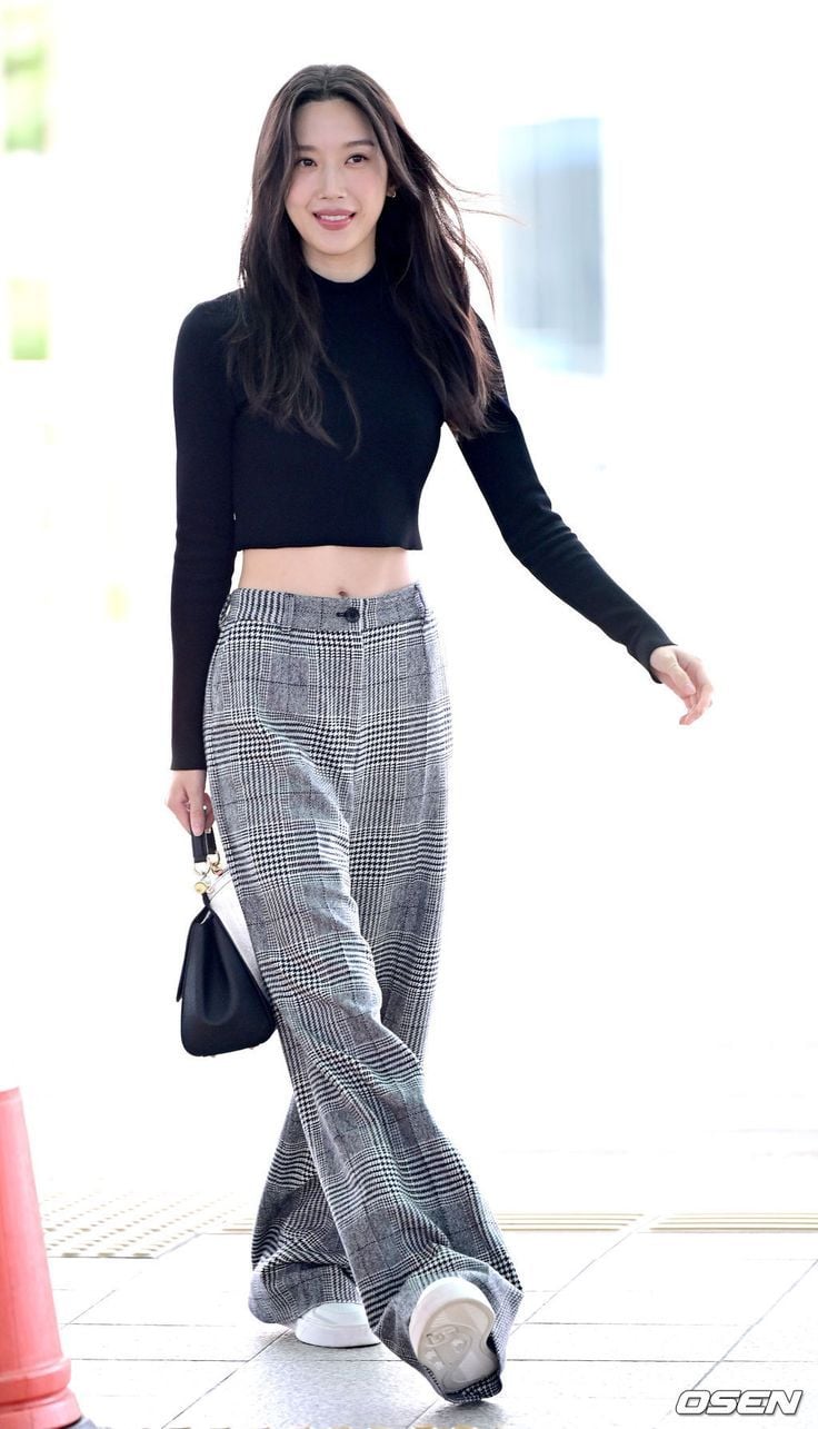 Điểm đáng học hỏi ở Moon Ga Young nằm ở cách cô biến những món đồ quen thuộc thành những bản phối có chiều sâu. T