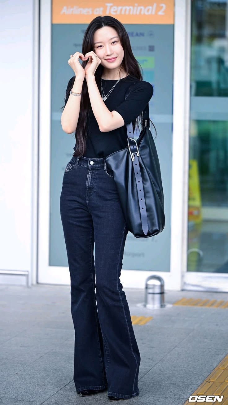 Một trong những bản phối được yêu thích của Moon Ga Young là áo thun đen tay lỡ kết hợp quần jeans ống loe và túi oversized.