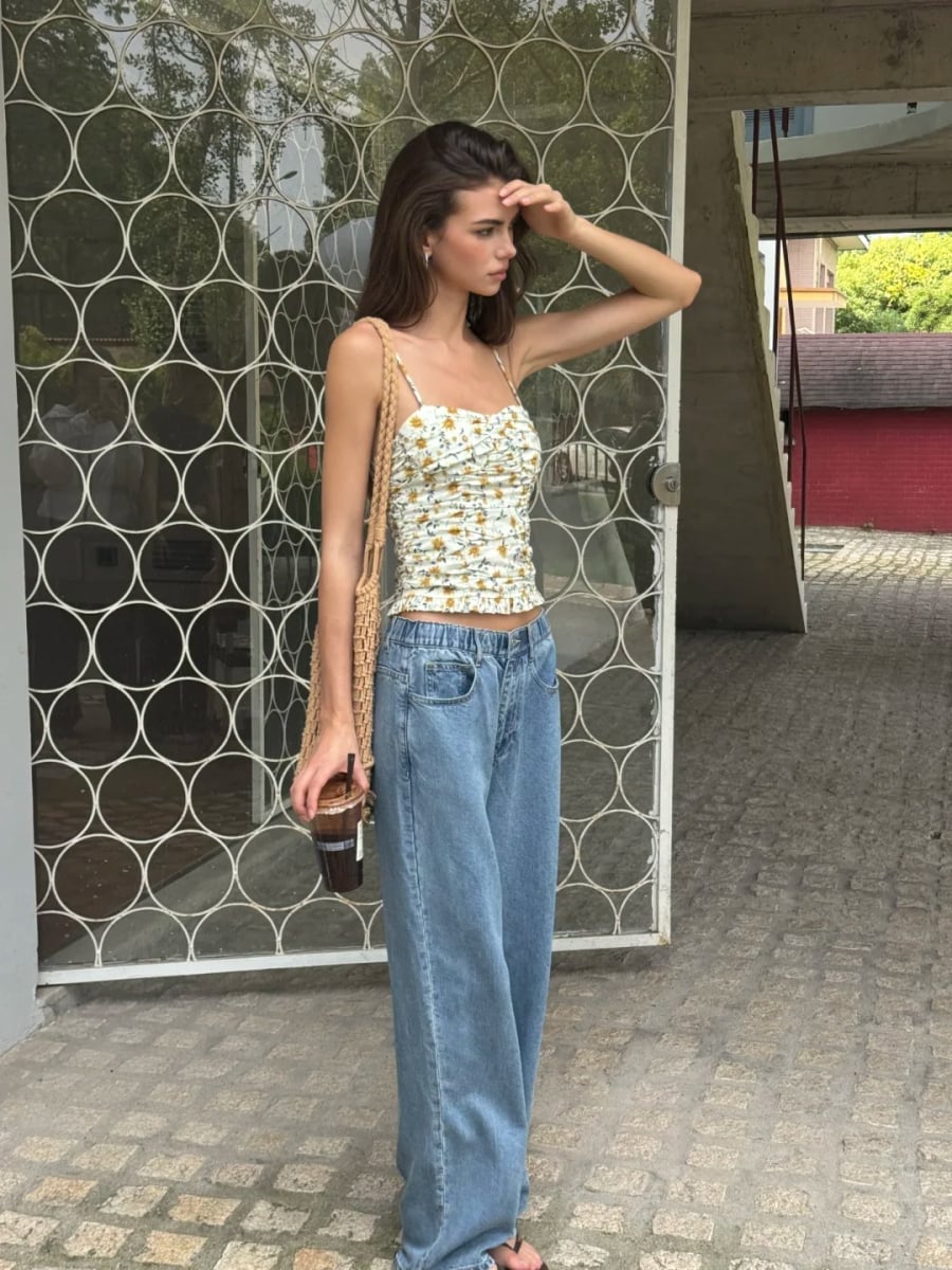  Một chiếc quần jeans ống suông hoặc ống rộng khi kết hợp với áo hoa nhí sẽ mang đến vẻ ngoài vừa nữ tính vừa phóng khoáng.