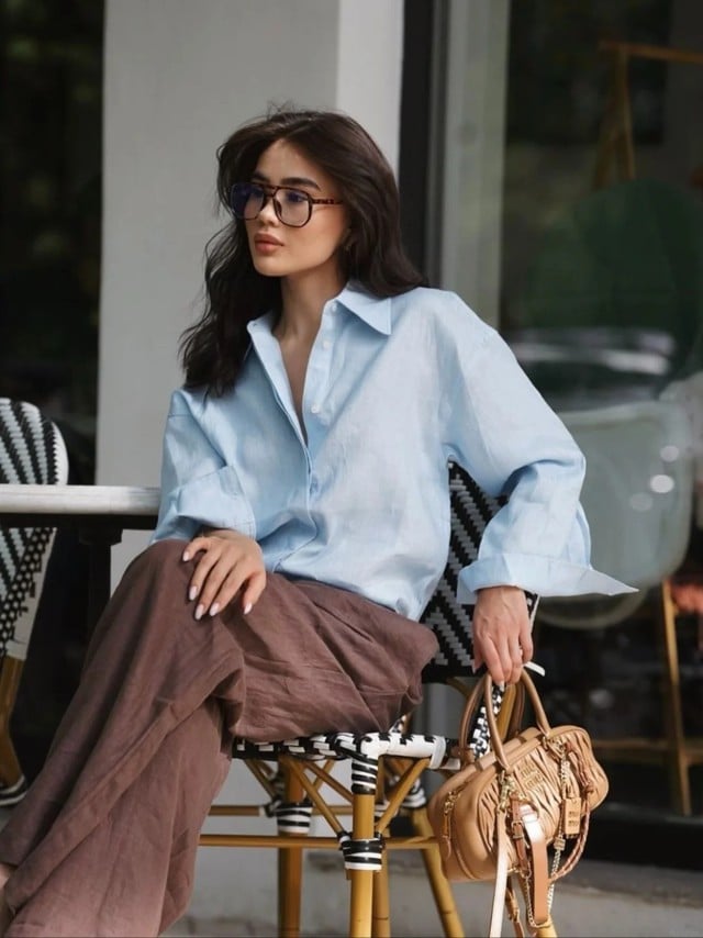 Nếu đang tìm kiếm trang phục phù hợp để mặc đi làm trong những ngày hè, áo sơ mi xanh kết hợp với quần tây màu nâu là lựa chọn rất đáng thử.    