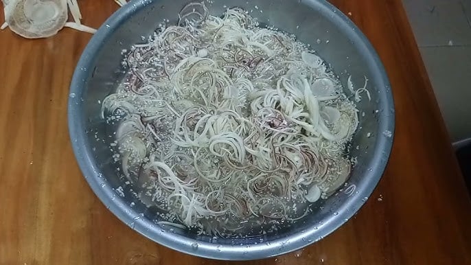 Ngâm chanh, giấm hoặc muối giúp hoa chuối trắng tinh