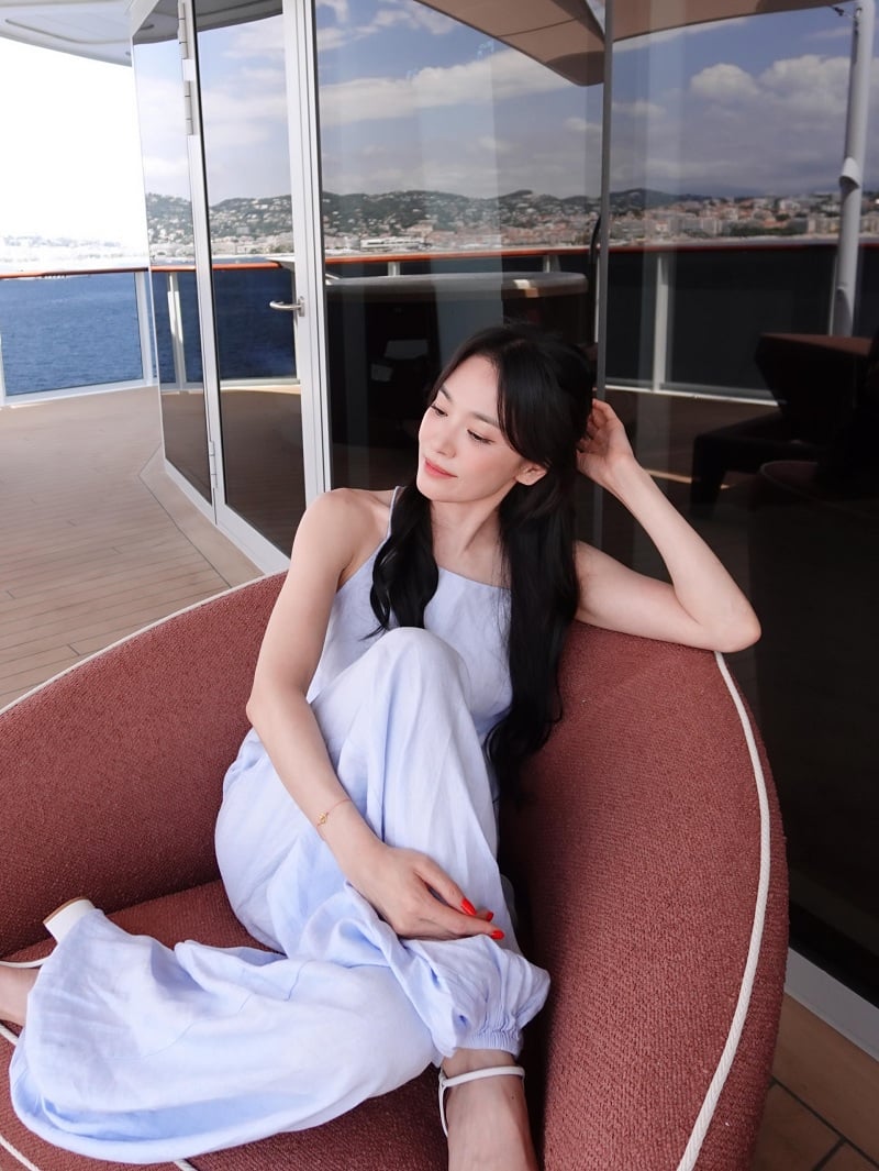 Linen luôn là chất liệu được yêu thích mỗi khi thời tiết bước vào mùa nắng nóng và Song Hye Kyo cũng thường xuyên lựa chọn chất liệu này trong những bộ trang phục thường ngày.