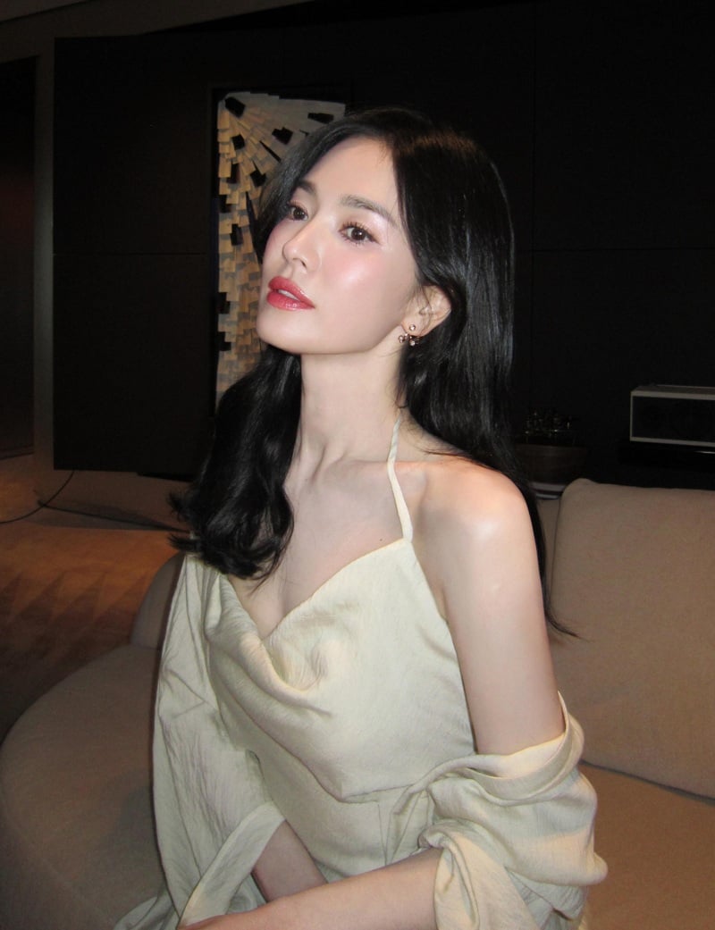 Phần hở lưng được xử lý vừa phải tạo điểm nhấn nhẹ nhàng, giúp tổng thể thêm quyến rũ mà vẫn giữ được nét thanh lịch.