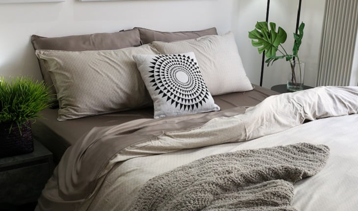 Thường xuyên giặt rèm cửa và chăn ga    