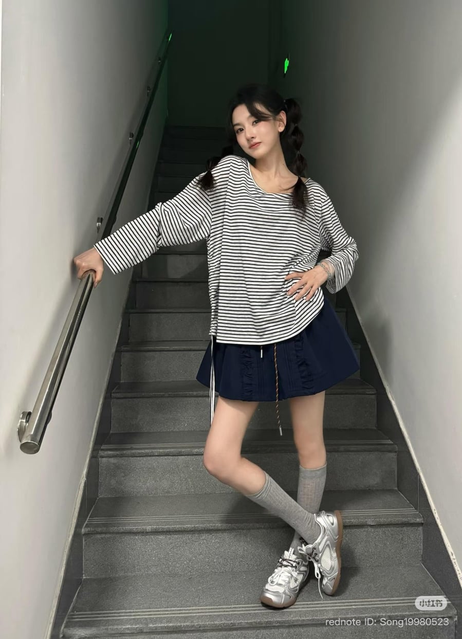Để làm mới phong cách thường ngày, Tống Tổ Nhi thường kết hợp áo thun dài tay với chân váy ngắn.