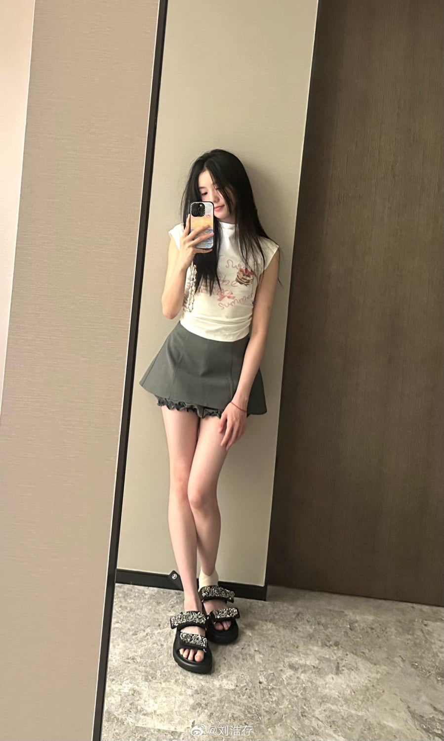 Nếu muốn trẻ trung hơn, nữ diễn viên thường lựa chọn áo tay ngắn dáng ôm kết hợp với chân váy xòe. 