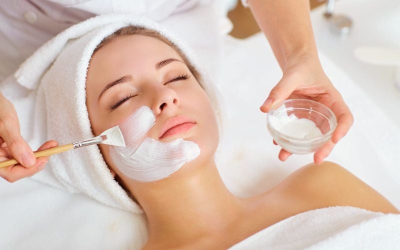 Toner hoặc essence là bước giúp da nhanh chóng lấy lại trạng thái mềm mại, đồng thời tạo điều kiện để các sản phẩm dưỡng phía sau phát huy hiệu quả tốt hơn.