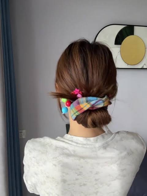 Những mẫu chun buộc tóc bọc vải với chất liệu lụa, organza hoặc nhung mang đến vẻ ngoài mềm mại và nữ tính.