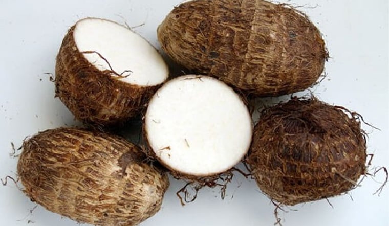 Luộc sơ khoai sọ