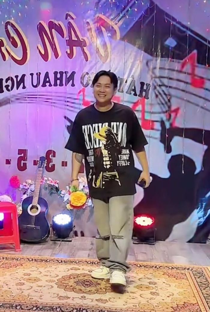 Mạng xã hội xôn xao trước đoạn video ghi lại màn xuất hiện của ca sĩ Hoài Lâm tại một quán cà phê sân vườn. 