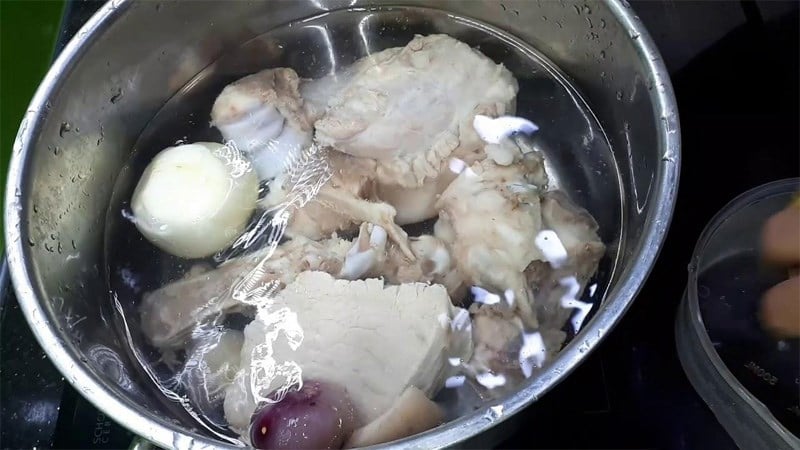 Bạn vẫn phải chần xương kỹ