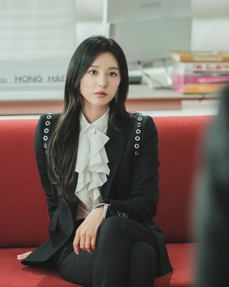 Blazer là món đồ không thể thiếu trong phong cách của nhiều mỹ nhân màn ảnh Hàn. 