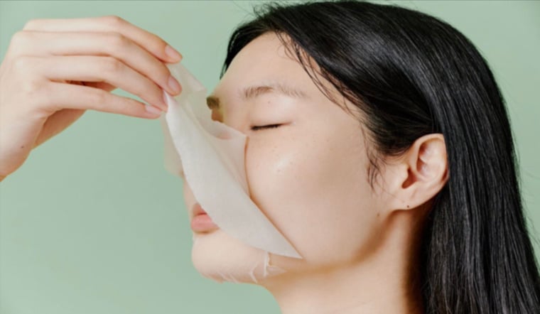 Đối với người có làn da khô, có thể ưu tiên thoa nhiều kem dưỡng hơn ở những vùng dễ bong tróc như hai bên má, khóe miệng hoặc cằm.