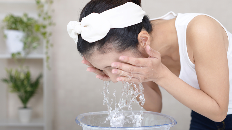 Làm sạch da bằng sữa rửa mặt luôn được khuyến nghị thực hiện trước khi sử dụng bất kỳ sản phẩm tẩy tế bào chết nào. 