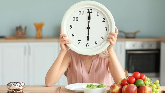 Nếu ăn quá muộn hoặc ngay sát giờ đi ngủ, hệ tiêu hóa vẫn phải hoạt động trong khi cơ thể cần chuyển sang trạng thái nghỉ ngơi và tái tạo.
