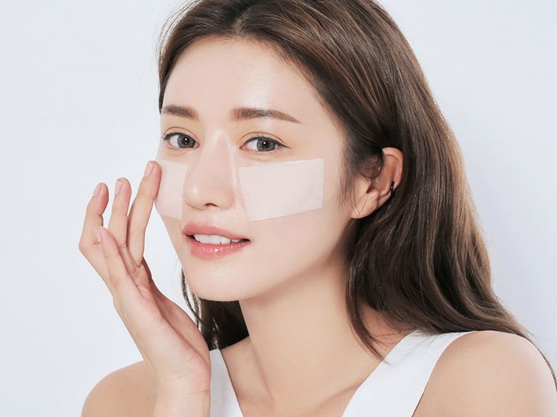 Ngay cả khi không trang điểm, việc tẩy trang vào cuối ngày vẫn cần thiết để loại bỏ kem chống nắng, dầu thừa và các tạp chất tích tụ trên da.