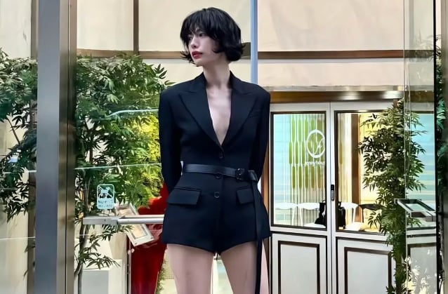 Thiết kế mang hơi hướng menswear nhưng vẫn tôn lên vẻ quyến rũ nhờ tỷ lệ cơ thể cân đối.