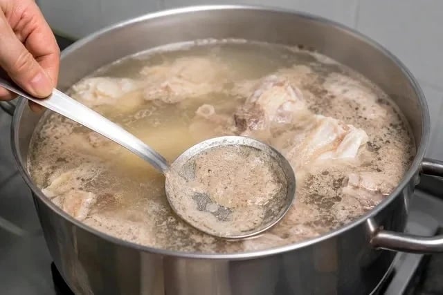 Nếu không hớt bỏ, nước luộc sẽ bị đục, có mùi hôi nhẹ và thành phẩm kém hấp dẫn.