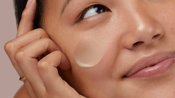 Khi lựa chọn kem chống nắng cho mùa hè, nên ưu tiên các sản phẩm có khả năng bảo vệ phổ rộng với chỉ số SPF từ 30 đến 50 và PA+++ hoặc cao hơn. 