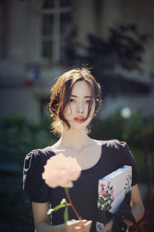 Khi không được bổ sung đủ độ ẩm, da sẽ dễ trở nên thô ráp, bong tróc và hàng rào bảo vệ tự nhiên cũng suy yếu hơn.