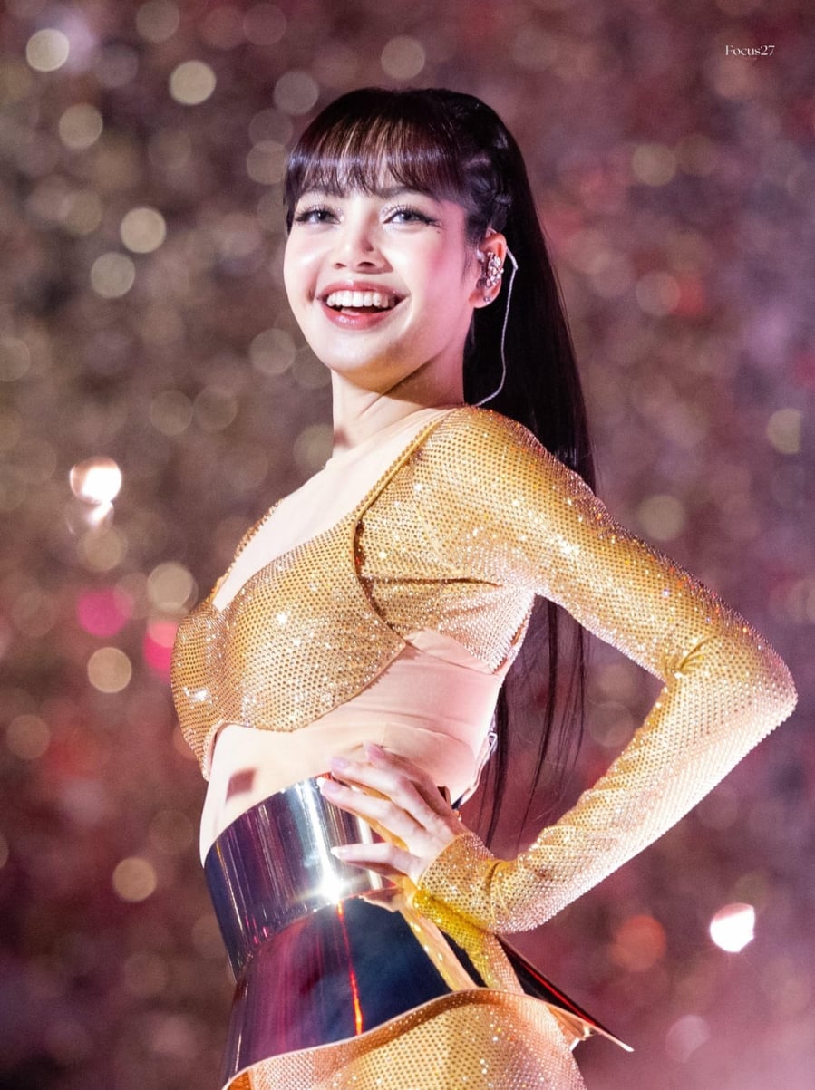 Lisa cũng nhiều lần lựa chọn những thiết kế ánh vàng của các nhà mốt danh tiếng khi biểu diễn và tham dự sự kiện.