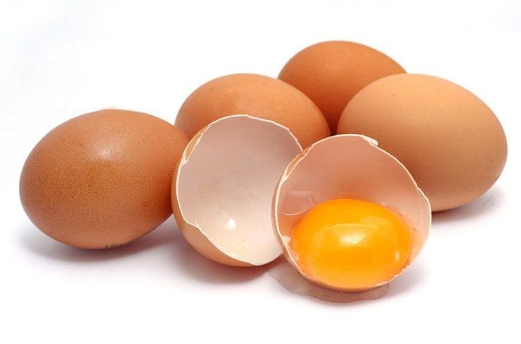 Lòng đỏ trứng là một trong những nguồn cung cấp biotin tự nhiên dồi dào. 