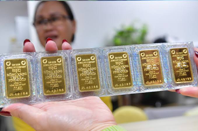 Trên thị trường quốc tế, giá vàng giao ngay chốt phiên tuần tại Mỹ ở mức 4.052 USD/ounce, tăng tới 36 USD/ounce so với tuần trước.    