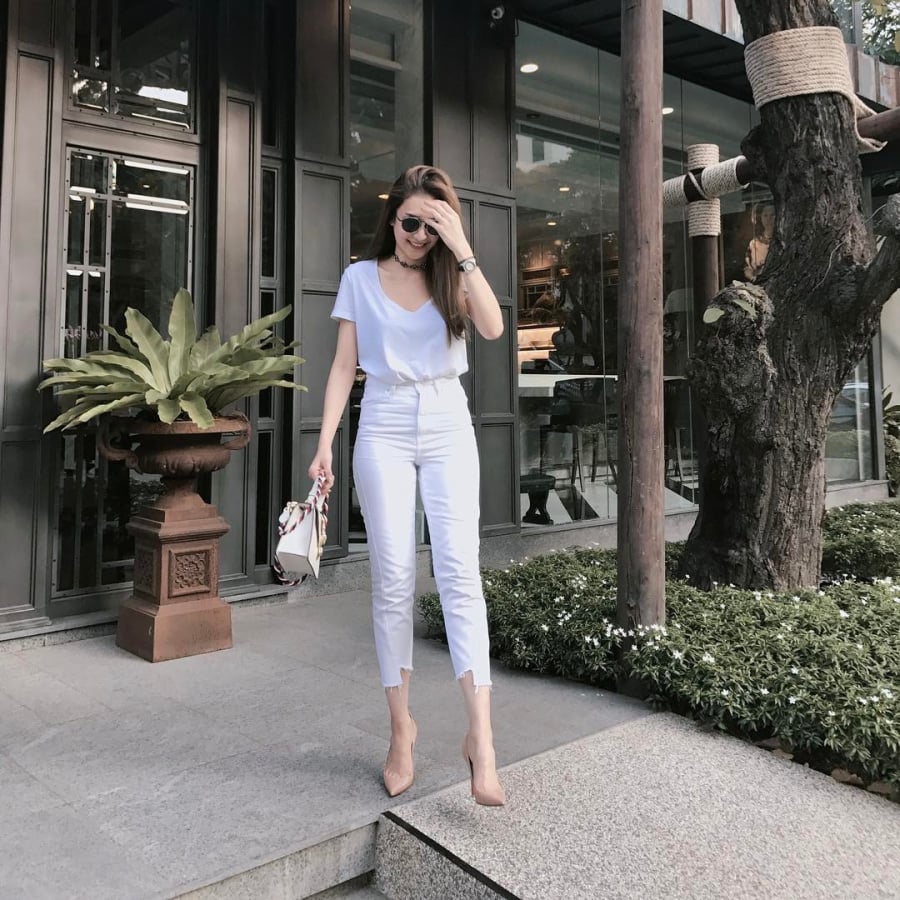  Khi màu sắc của giày gần với màu da, phần chân và bàn chân gần như liền mạch về mặt thị giác, giúp tỷ lệ cơ thể trở nên cân đối hơn.