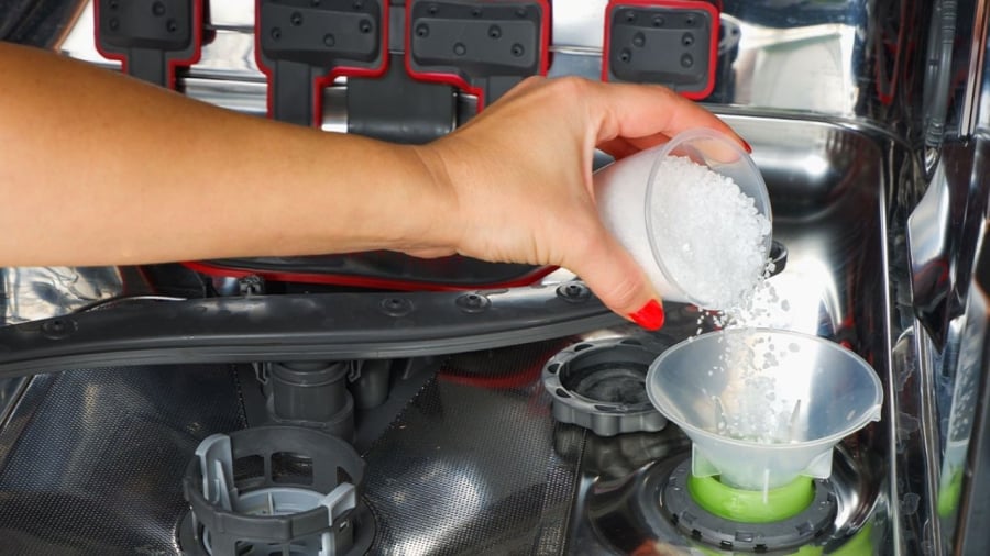 Muối dùng cho máy rửa bát không chứa sắt và carbonat.