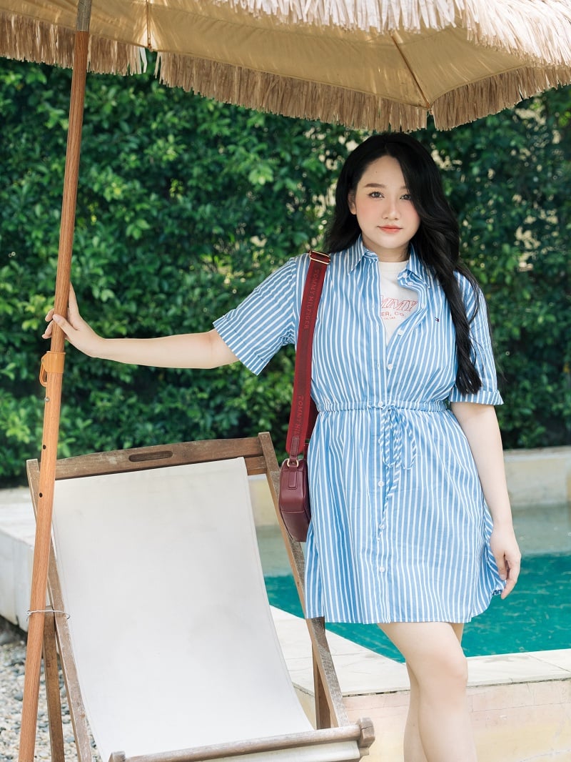 Bộ váy sơ mi kẻ sọc xanh phối cùng áo thun trắng tạo cảm giác khỏe khoắn và hiện đại. 