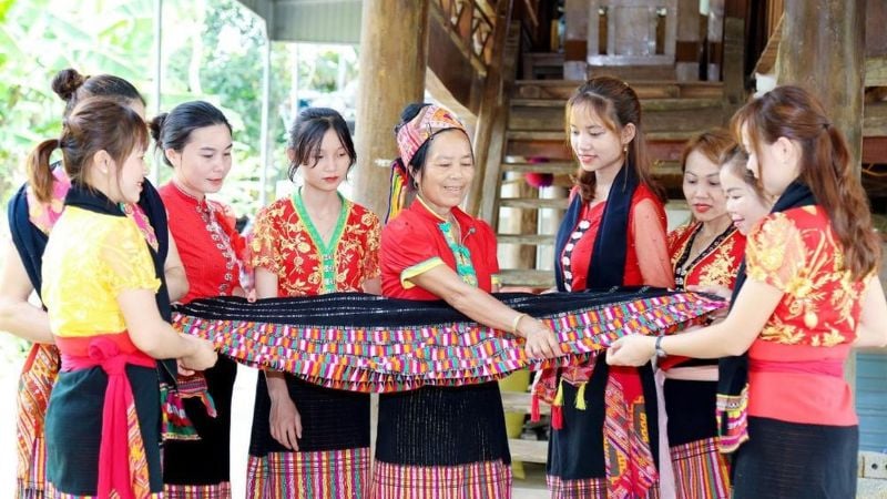 phu-nu-vung-cao-tich-cuc-gin-giu-van-hoa