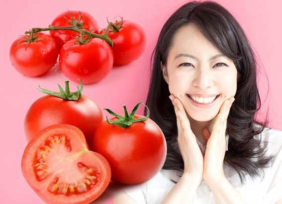 Cà chua chứa hàm lượng vitamin C cùng nhiều chất chống oxy hóa như lycopene, giúp bảo vệ da trước tác động của các gốc tự do