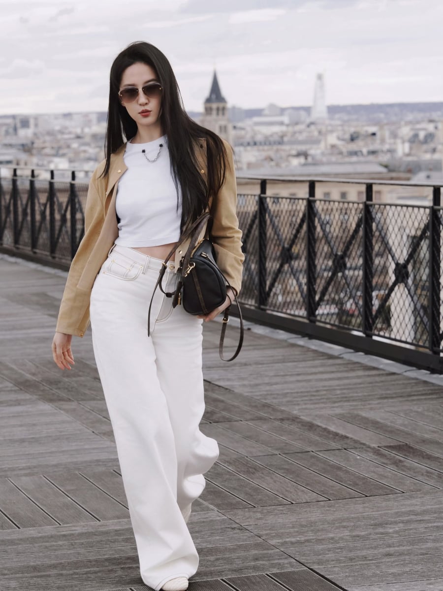 Đây là công thức quen thuộc nhưng chưa bao giờ lỗi mốt nhờ khả năng tạo hiệu ứng kéo dài đôi chân và mang lại vẻ ngoài trẻ trung.